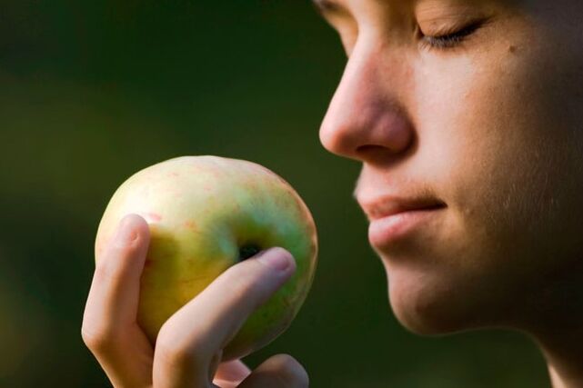 Oler una manzana, plátano o menta